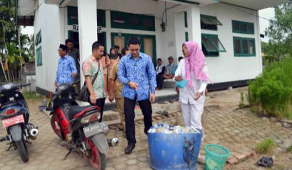 Zola saat sidak kepuskesmas Sabak Timur